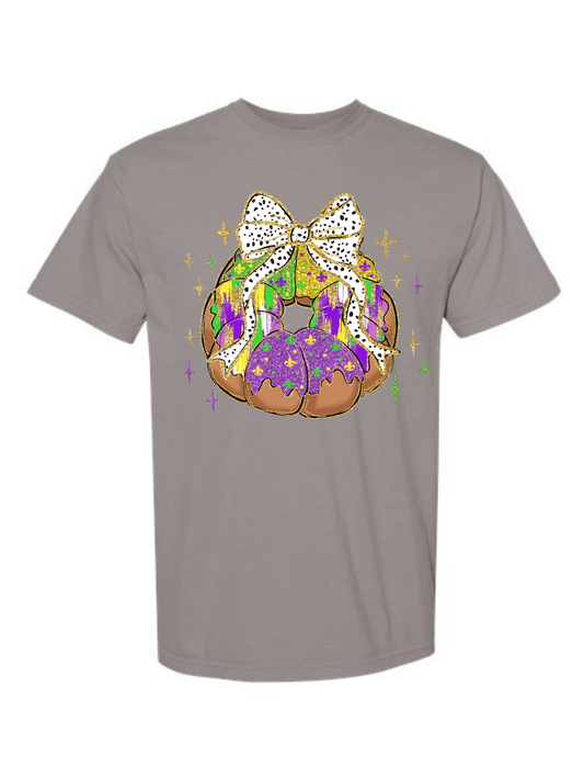T/S king cake with bow